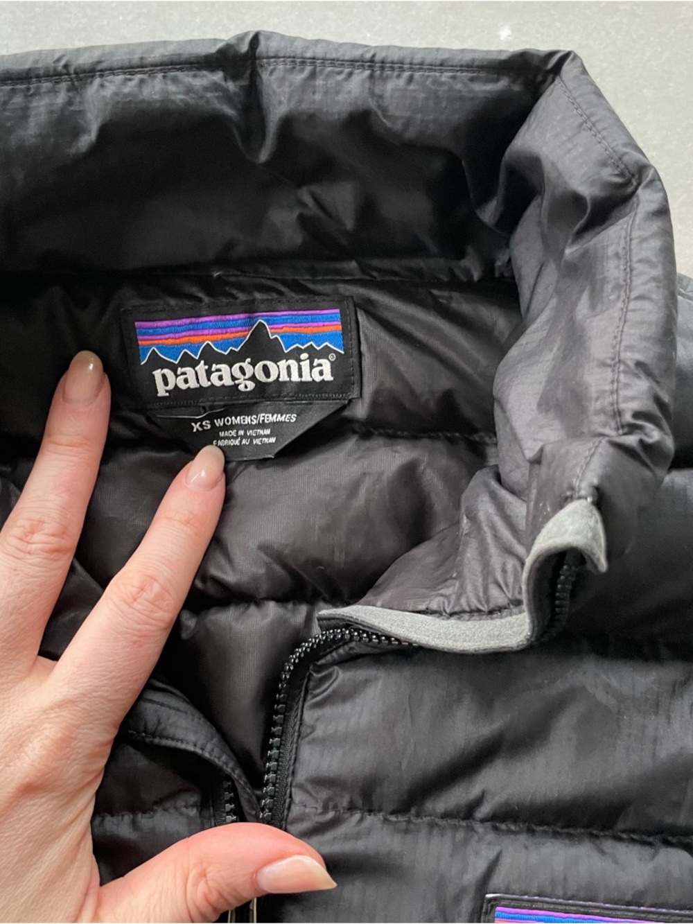 Patagonia Women's Black Down Puffer Vest size XS - Picture 2 of 4